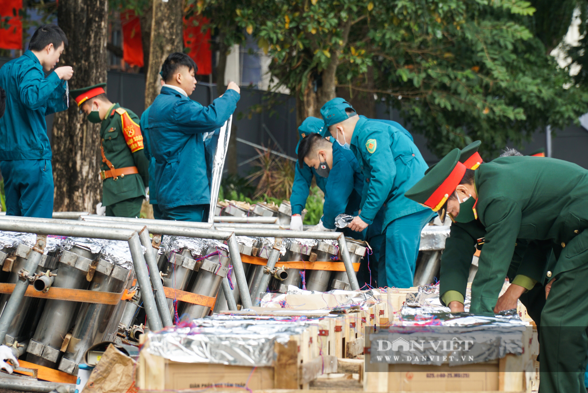 Bên trong trận địa pháo hoa ven hồ Lê Lợi đòi Gươm cụ Rùa - Ảnh 8.