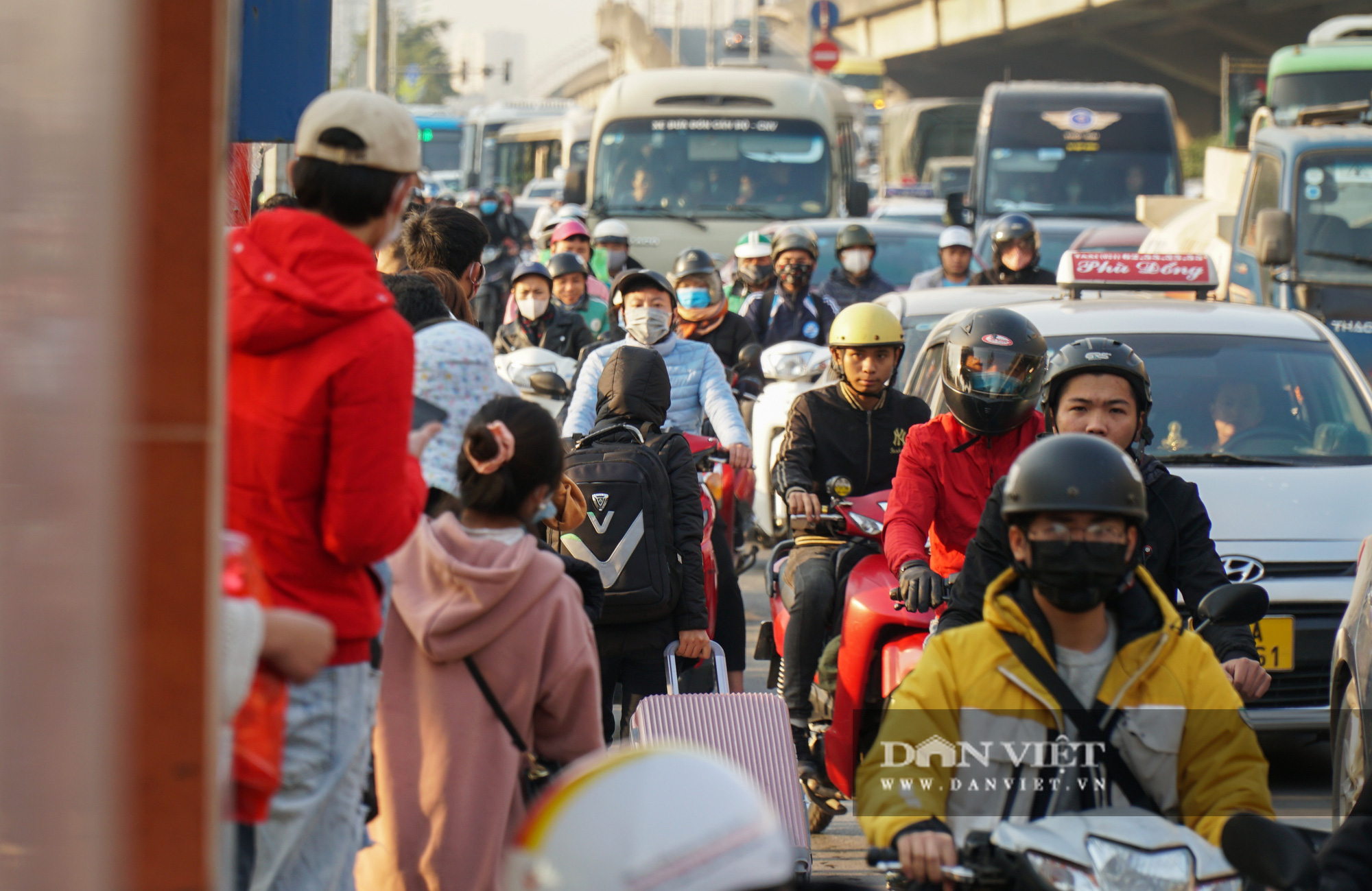 Người dân chen nhau về quê ăn Tết Dương lịch trên tuyến đường cửa ngõ của Thủ đô - Ảnh 15.