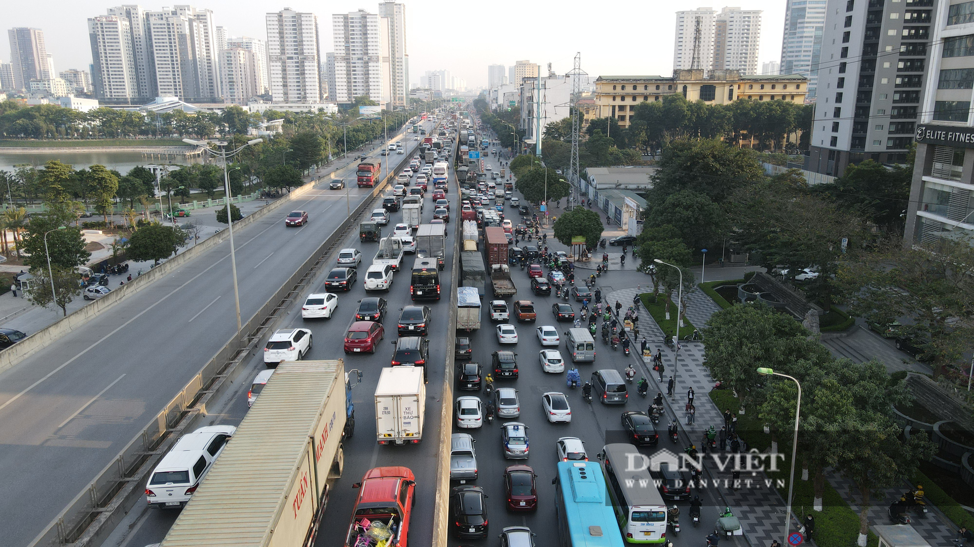 Người dân chen nhau về quê ăn Tết Dương lịch trên tuyến đường cửa ngõ của Thủ đô - Ảnh 3.