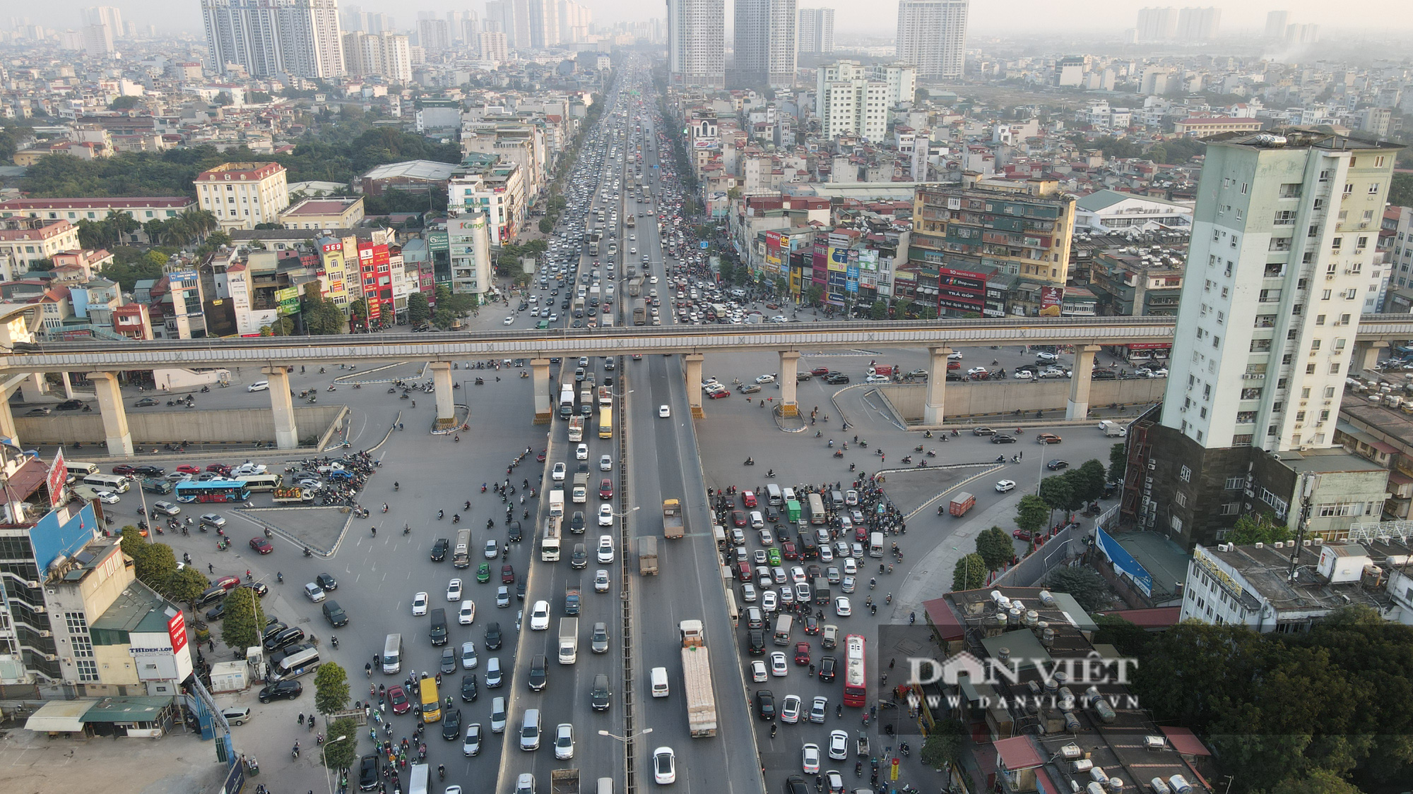 Người dân chen nhau về quê ăn Tết Dương lịch trên tuyến đường cửa ngõ của Thủ đô - Ảnh 1.