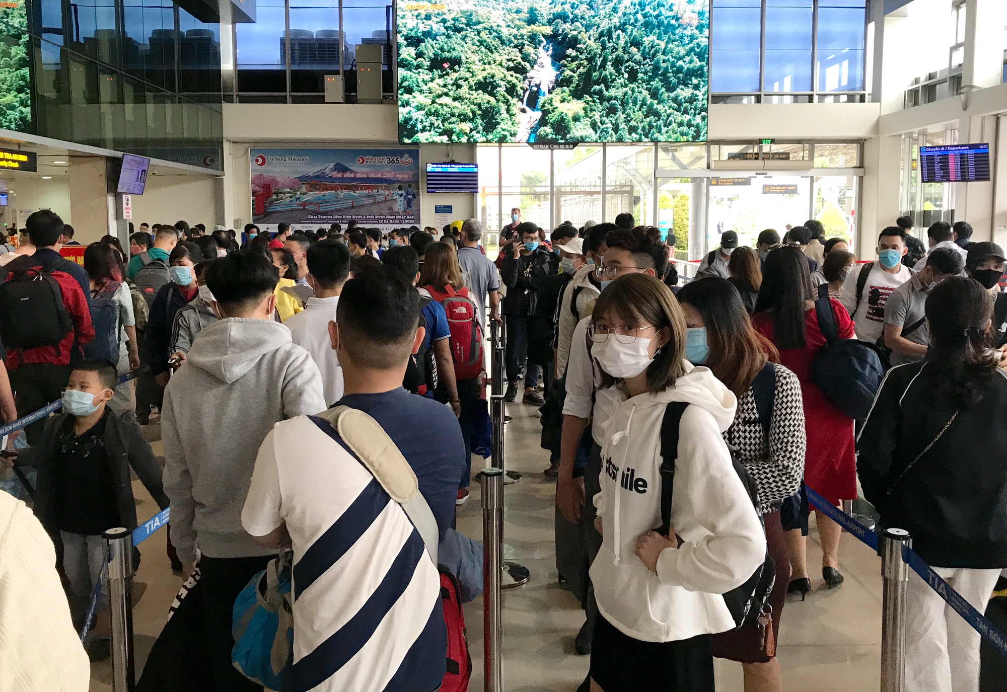 Người dân bắt đầu đổ về quê, sân bay Tân Sơn Nhất đông nghẹt, xếp hàng hơn nửa tiếng chờ check-in - Ảnh 6.
