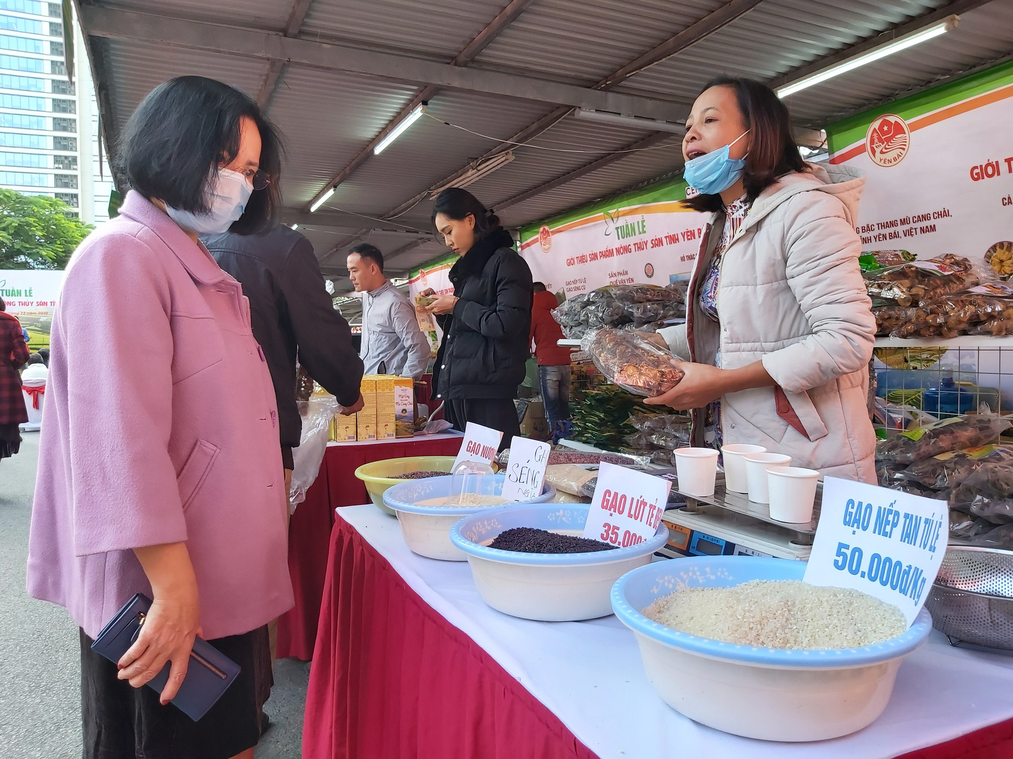 Mê mẩn với xôi nếp Tú Lệ, chè Suối Giàng, bưởi Đại Minh…tại tuần hàng nông, lâm thủy sản Yên Bái tại Hà Nội - Ảnh 3.