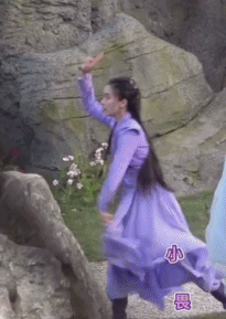 Mỹ nhân phim cổ trang Trung Quốc mặc váy quyến rũ hút mắt bất chấp ảnh &quot;chụp lén&quot;, fan ngất ngây - Ảnh 9.