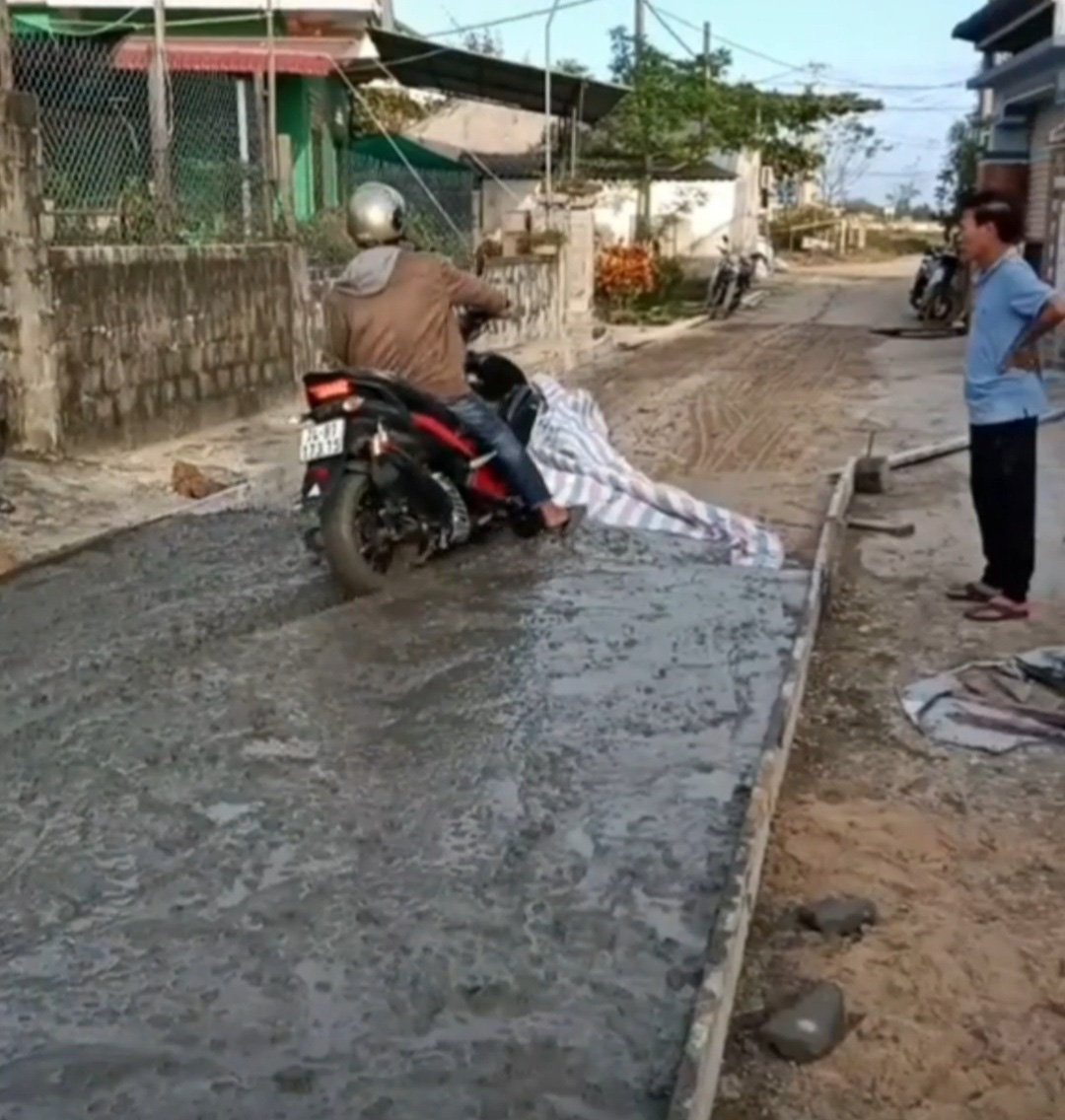 Truy tìm người đàn ông chạy xe máy giữa đường bê tông đang làm - Ảnh 3.