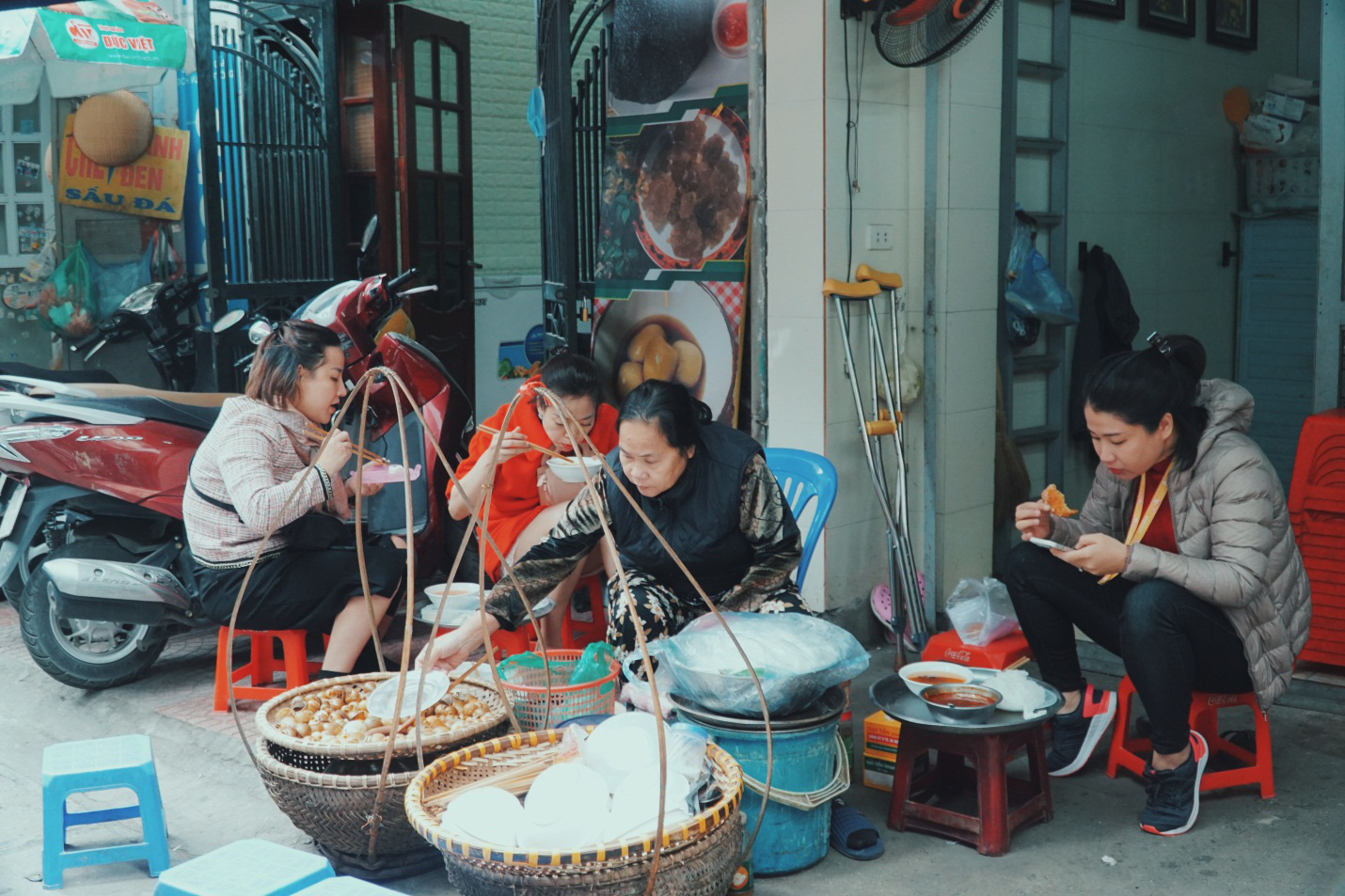 Độc nhất Hà Thành: &quot;Bún ốc nguội vừa ăn vừa khóc&quot;, 30 năm chỉ bán vỉa hè - Ảnh 1.