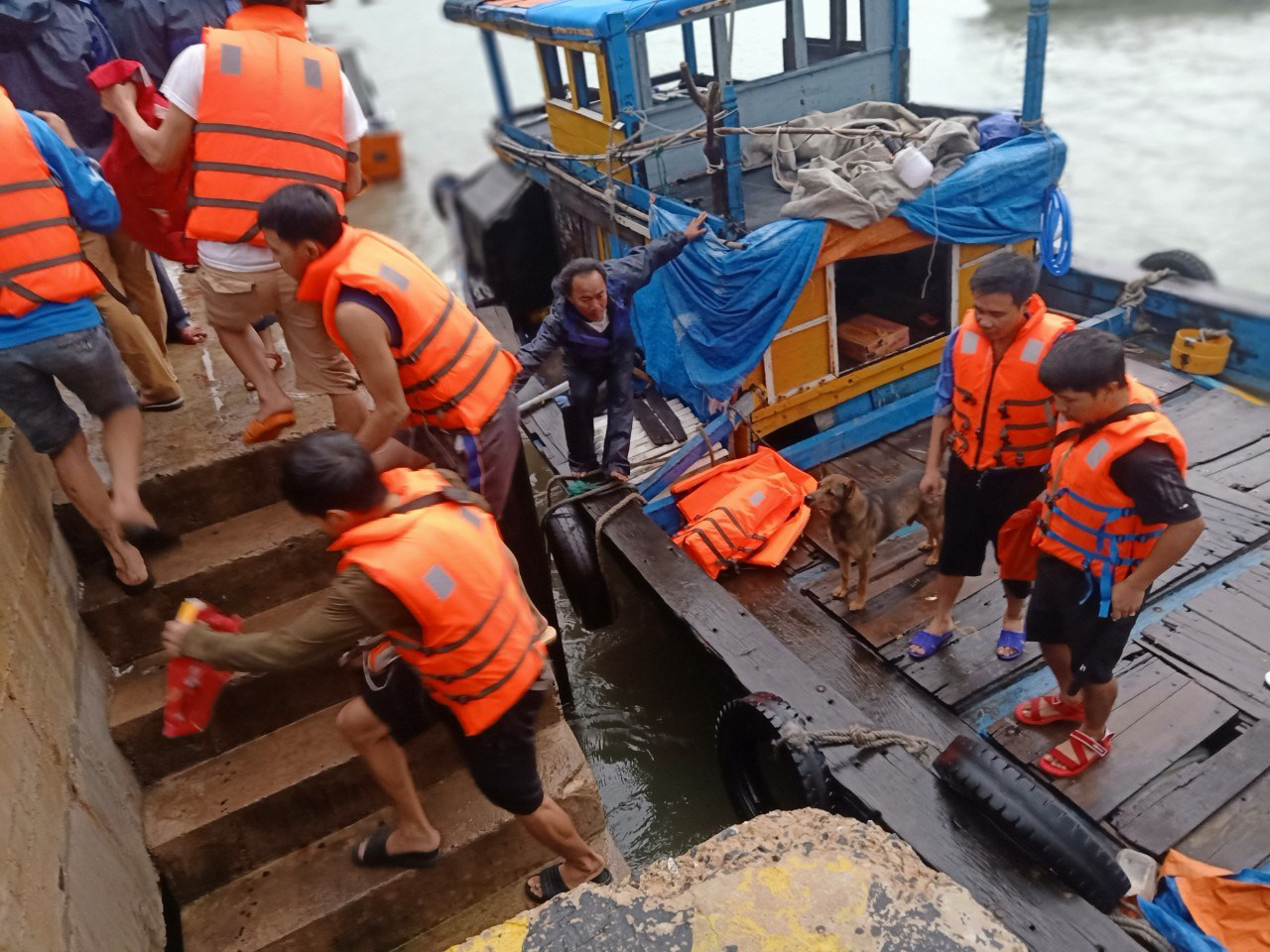 Quảng Nam: Tàu vận tải bị thủng khoang máy, 10 thuyền viên được cứu kịp thời - Ảnh 3.