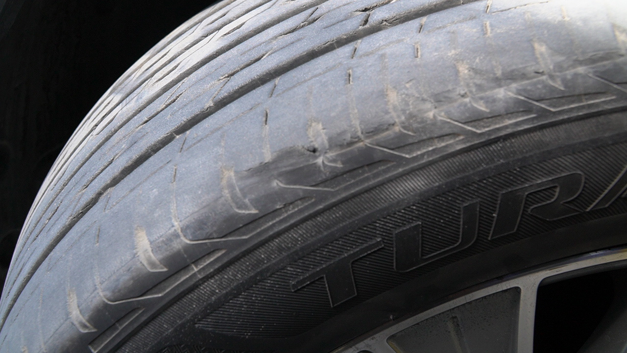 Thói quen lái xe của các bác tài khiến lốp xe bị ăn mòn - Ảnh 4.