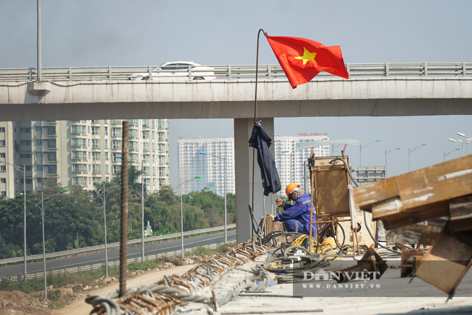 Công nhân chạy đua xây dựng đường Vành đai 3 kết hợp cao tốc Hà Nội - Hải Phòng - Ảnh 10.