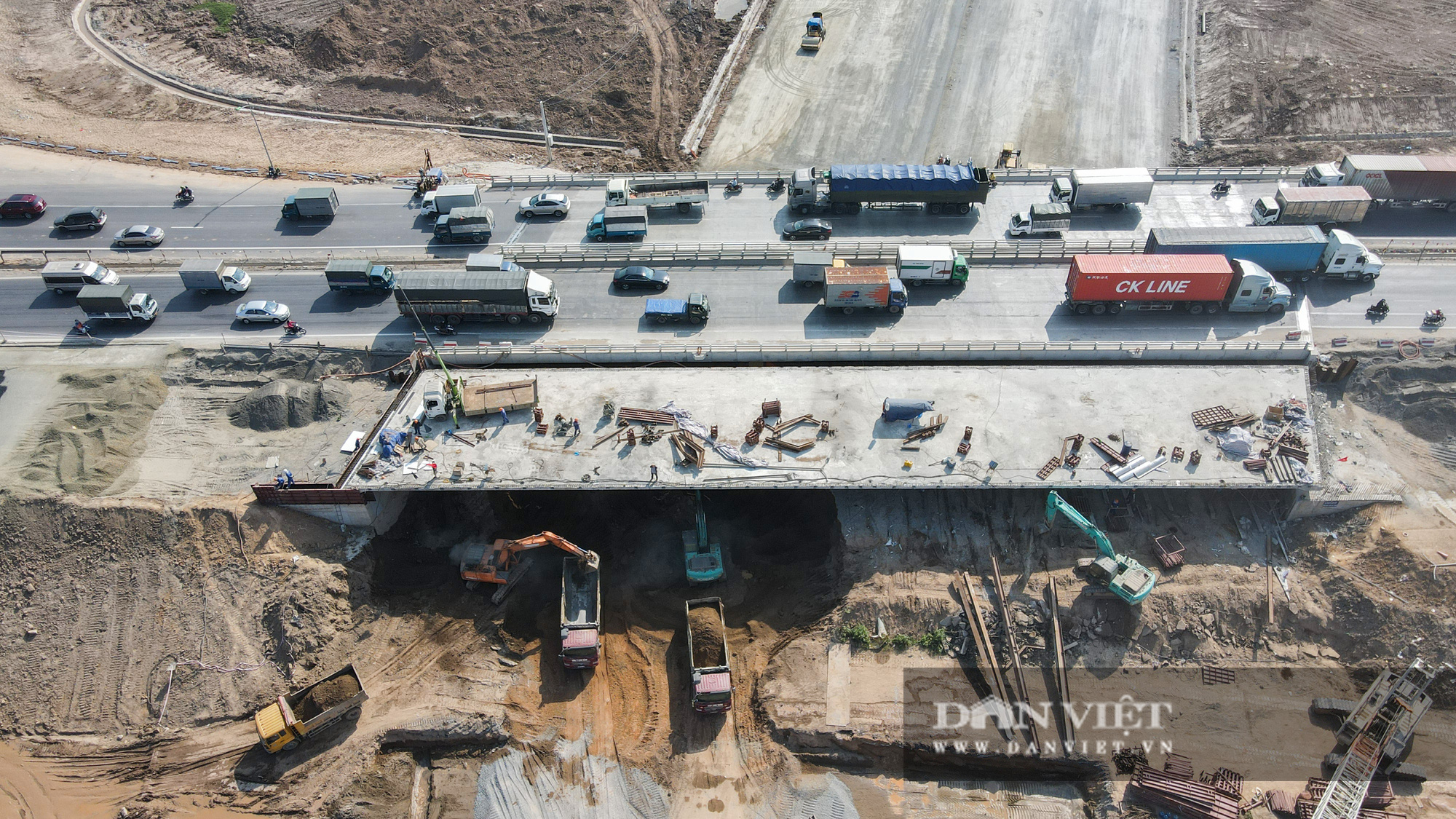 Công nhân chạy đua xây dựng đường Vành đai 3 kết hợp cao tốc Hà Nội - Hải Phòng - Ảnh 5.