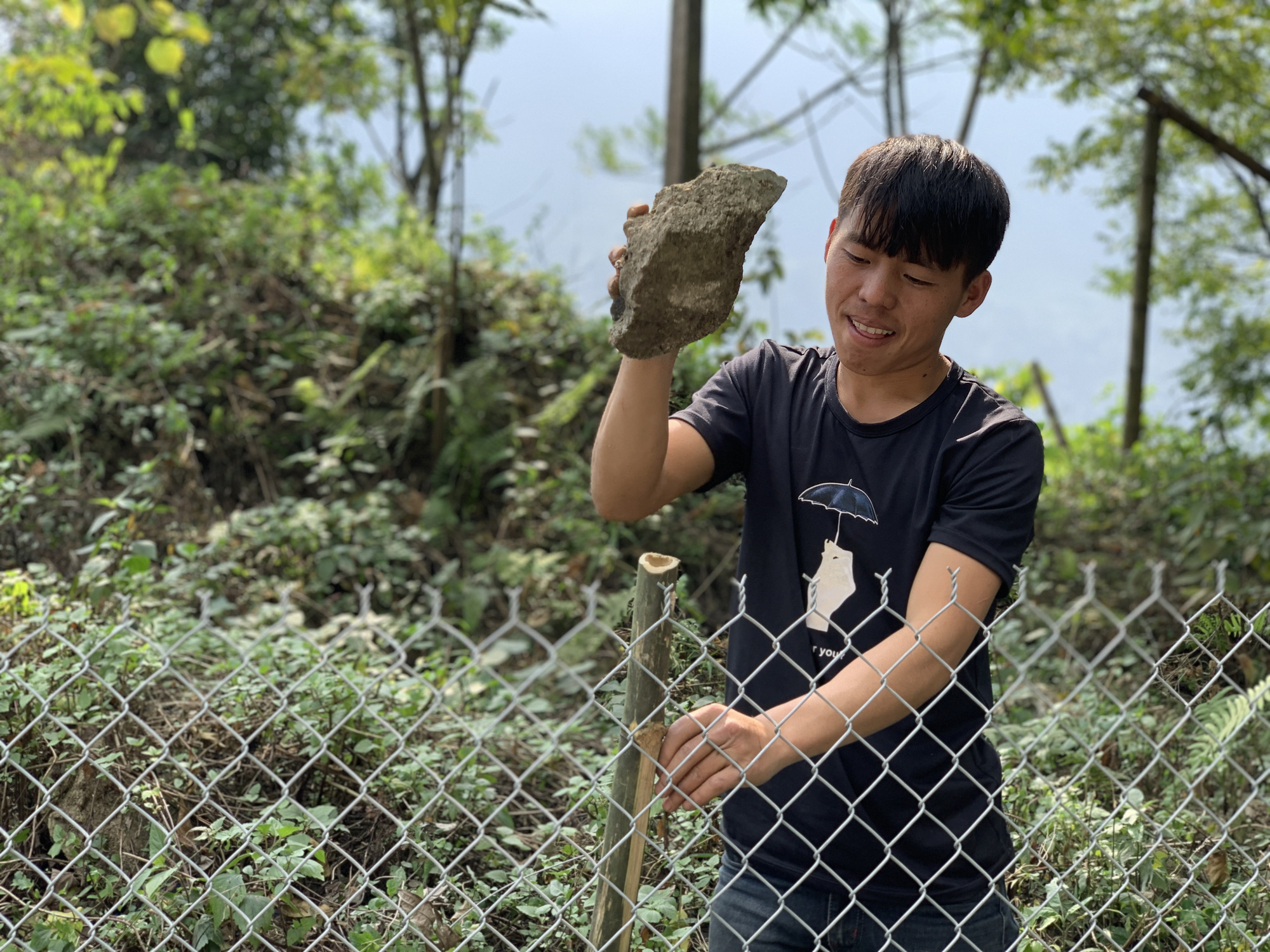 Lào Cai: Nông dân Sa Pa mặc áo cộc tay gấp rút đưa loài hoa lan quý trần mộng đi tránh rét ở đâu? - Ảnh 2.