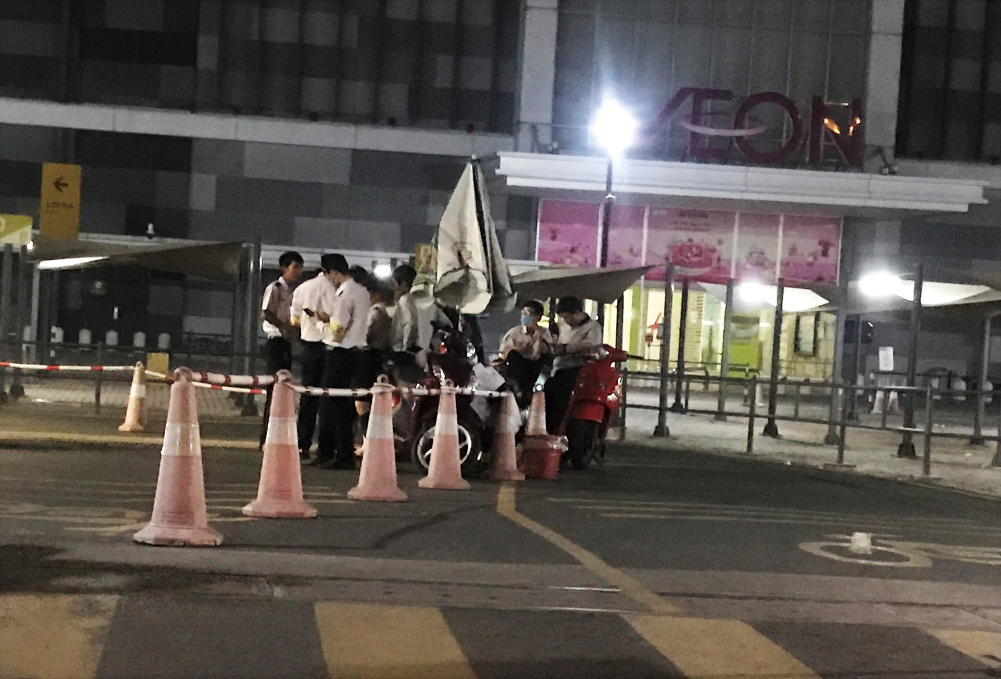 Nguyên nhân vụ ẩu đả giữa bảo vệ và nhóm người tại Aeon MALL Tân Phú, TP.HCM - Ảnh 1.