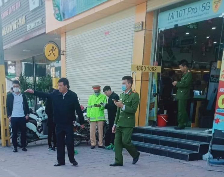 Bắc Ninh: Cướp đâm gục bảo vệ, lấy đi hơn 10 chiếc điện thoại - Ảnh 1.