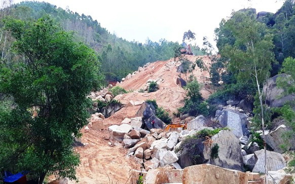 Chủ tịch tỉnh Bình Định yêu cầu “dẹp” nạn khai thác khoáng sản trái phép trên núi Hòn Chà - Ảnh 1.