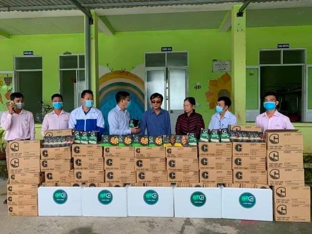 Quảng Nam: Hội Nông dân phối hợp với Tập đoàn GreenFeed Việt Nam tặng quà cho bà con vùng bão lũ - Ảnh 1.