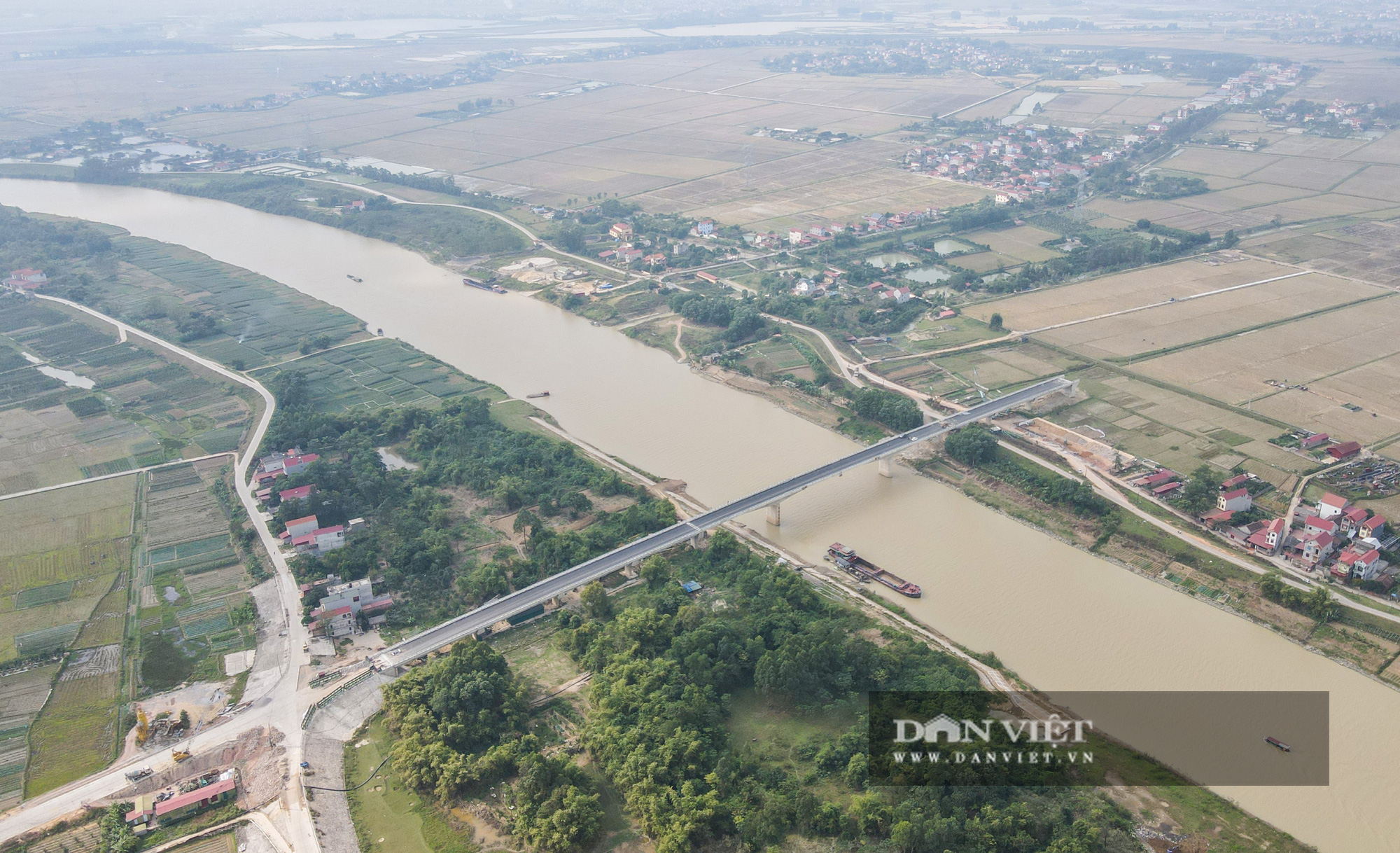 Ngỡ ngàng cây cầu trăm tỷ vượt sông Cầu nối liền Hà Nội - Bắc Giang bị &quot;bỏ không&quot; - Ảnh 2.