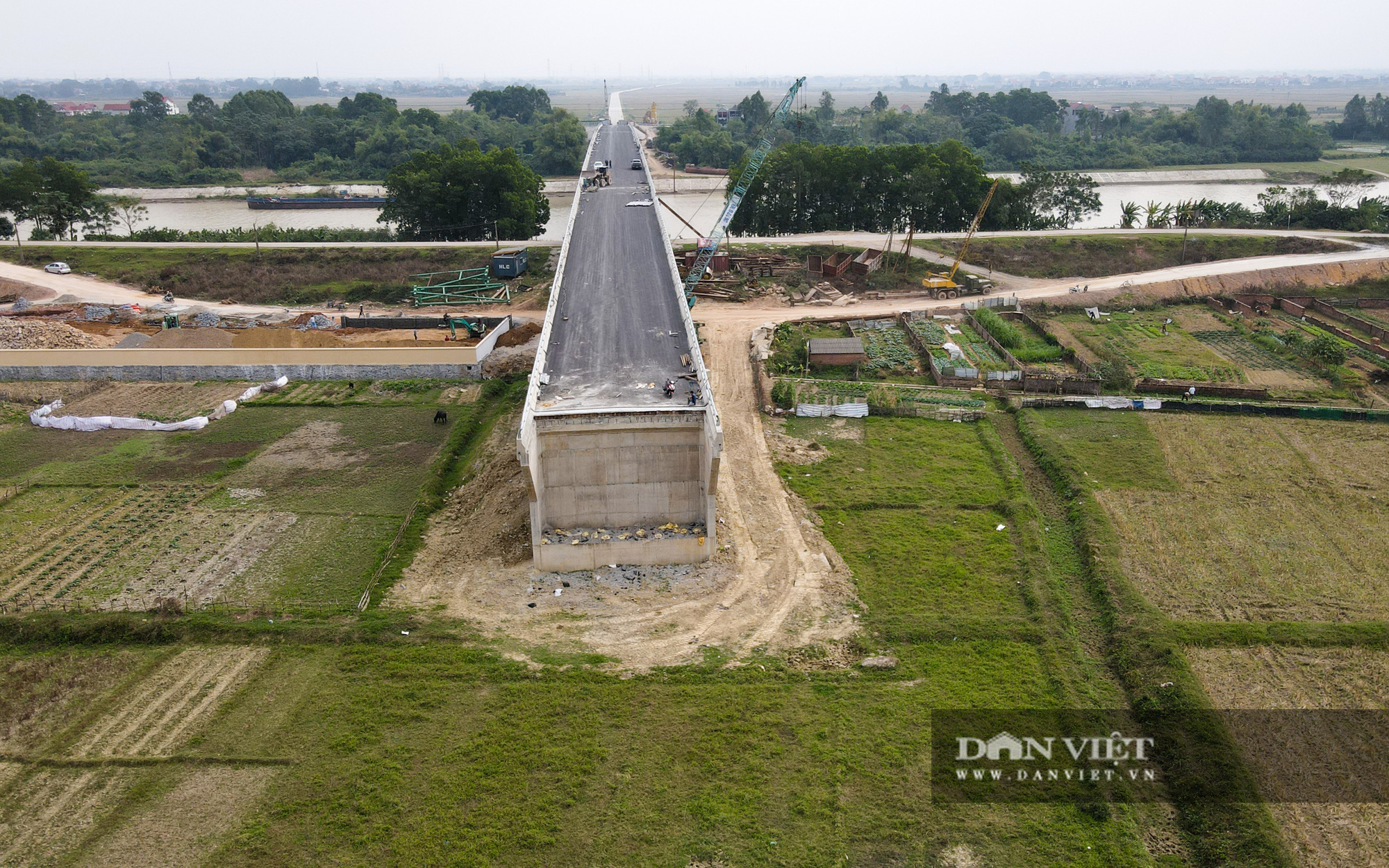 Ngỡ ngàng cây cầu trăm tỷ vượt sông Cầu nối liền Hà Nội - Bắc Giang bị &quot;bỏ không&quot; - Ảnh 3.