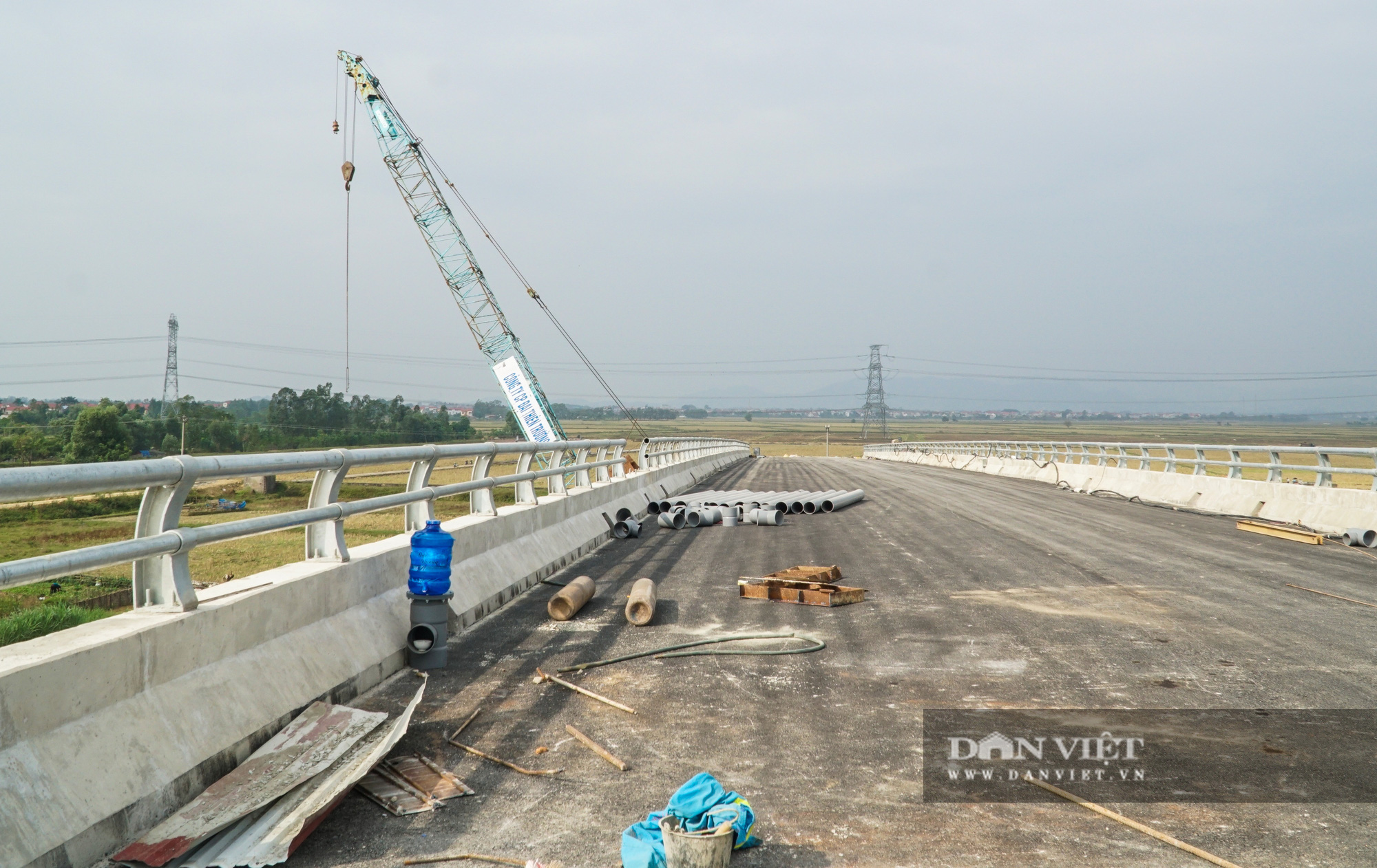 Ngỡ ngàng cây cầu trăm tỷ vượt sông Cầu nối liền Hà Nội - Bắc Giang bị &quot;bỏ không&quot; - Ảnh 7.