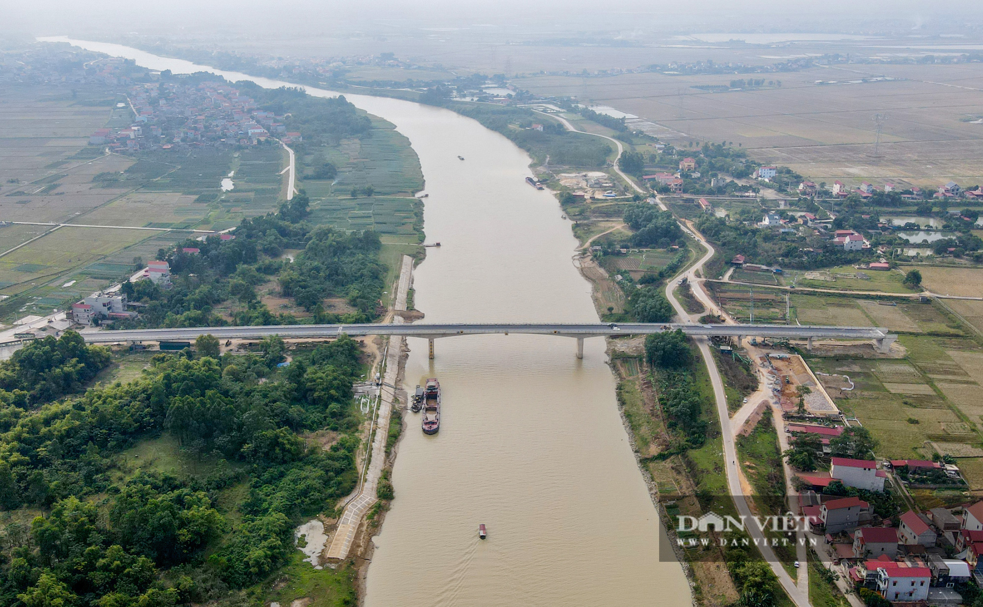 Ngỡ ngàng cây cầu trăm tỷ vượt sông Cầu nối liền Hà Nội - Bắc Giang bị &quot;bỏ không&quot; - Ảnh 5.