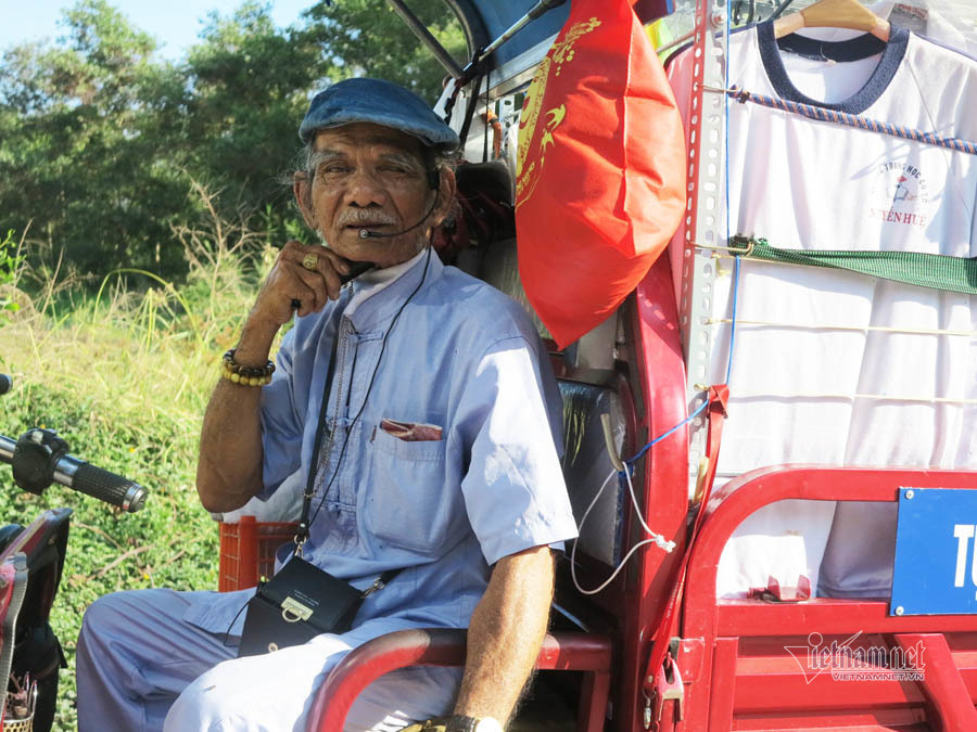 Cụ ông Sài Gòn mỗi ngày đi hơn 50km bán quần áo giá 0 đồng - Ảnh 5.