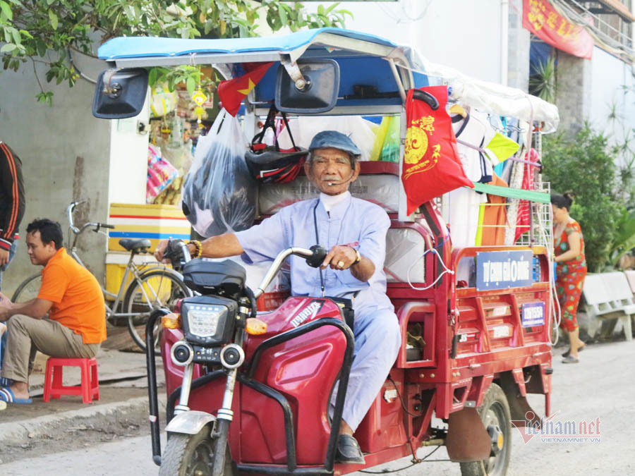 Cụ ông Sài Gòn mỗi ngày đi hơn 50km bán quần áo giá 0 đồng - Ảnh 2.