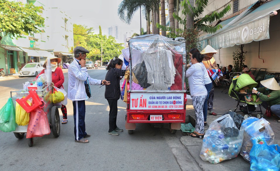 Cụ ông Sài Gòn mỗi ngày đi hơn 50km bán quần áo giá 0 đồng - Ảnh 8.