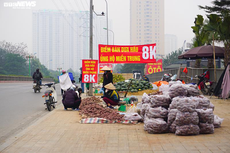 Khoai lang ngổn ngang trên vỉa hè Hà Nội, chờ khách &quot;giải cứu&quot; - Ảnh 10.