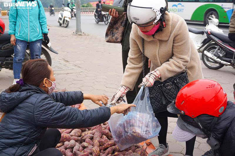 Khoai lang ngổn ngang trên vỉa hè Hà Nội, chờ khách &quot;giải cứu&quot; - Ảnh 4.