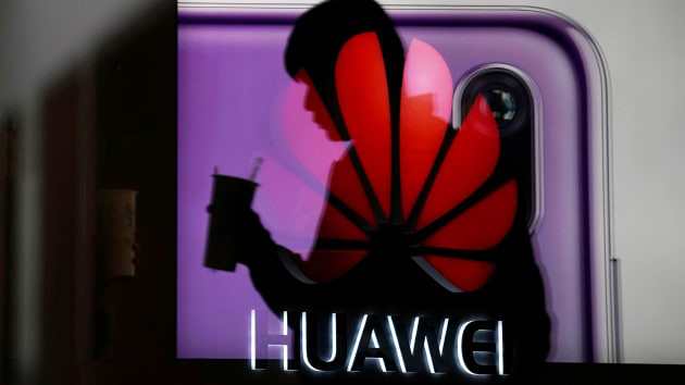 Quan chức Mỹ ví Huawei với Mafia khi những cáo buộc ăn cắp bí mật thương mại tăng lên - Ảnh 1.