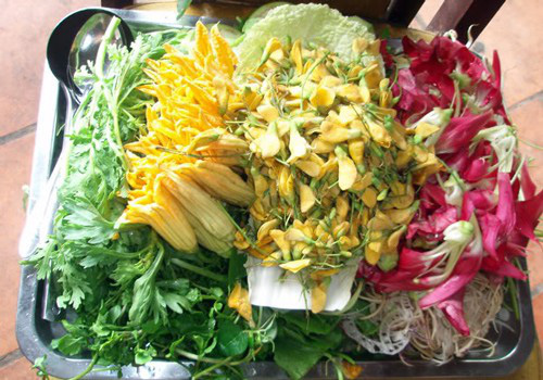 Những món ăn dân dã từ hoa vừa lạ vừa ngon chỉ có ở Việt Nam - Ảnh 2.