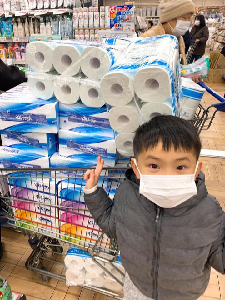 Người dân Nhật Bản đổ xô mua giấy vệ sinh tích trữ giữa dịch virus corona - Ảnh 1.
