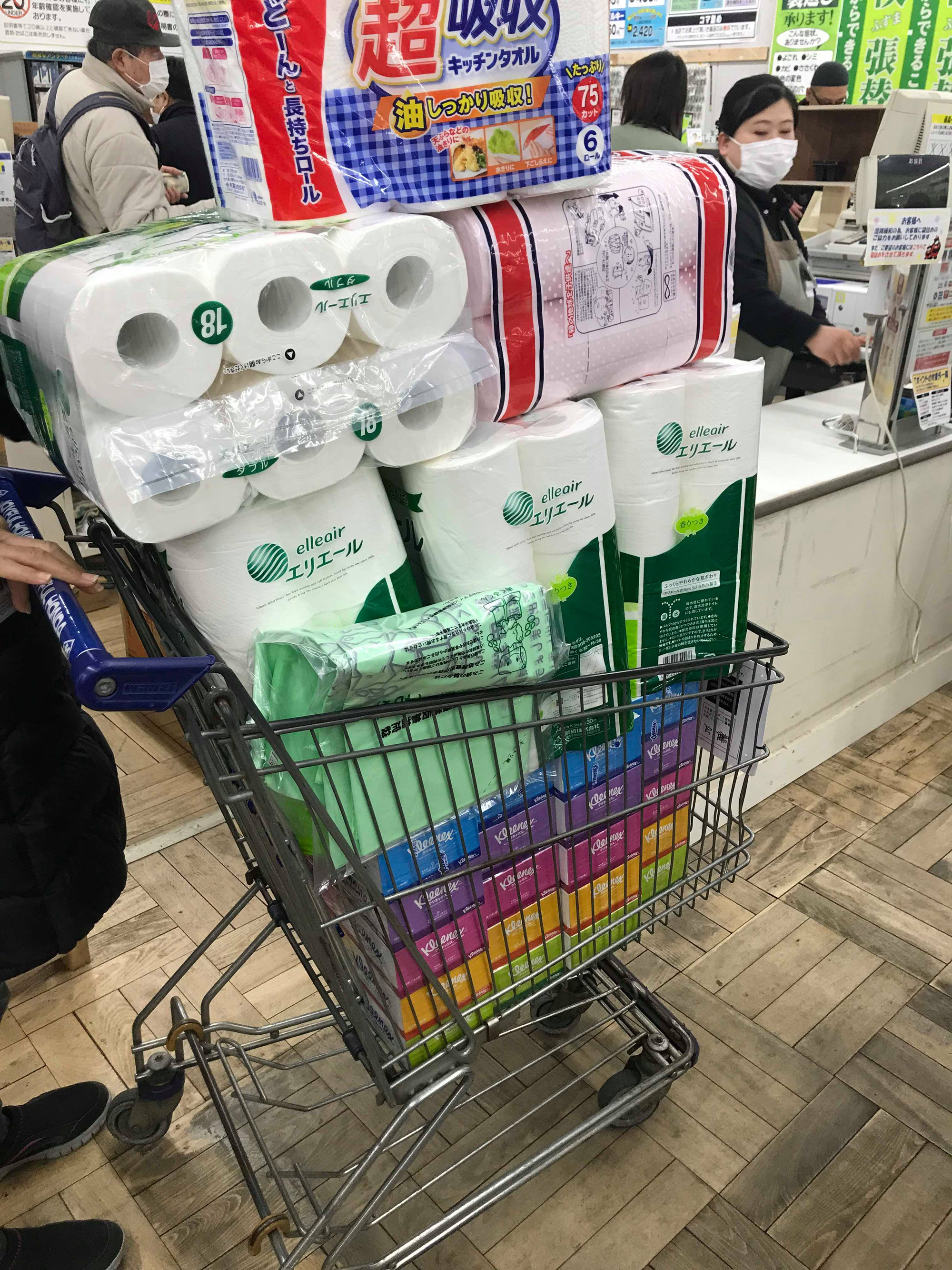 Người dân Nhật Bản đổ xô mua giấy vệ sinh tích trữ giữa dịch virus corona - Ảnh 5.
