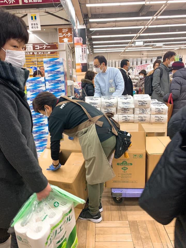 Người dân Nhật Bản đổ xô mua giấy vệ sinh tích trữ giữa dịch virus corona - Ảnh 7.