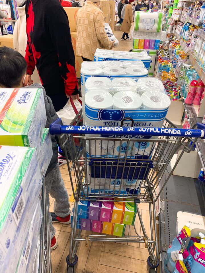 Người dân Nhật Bản đổ xô mua giấy vệ sinh tích trữ giữa dịch virus corona - Ảnh 8.