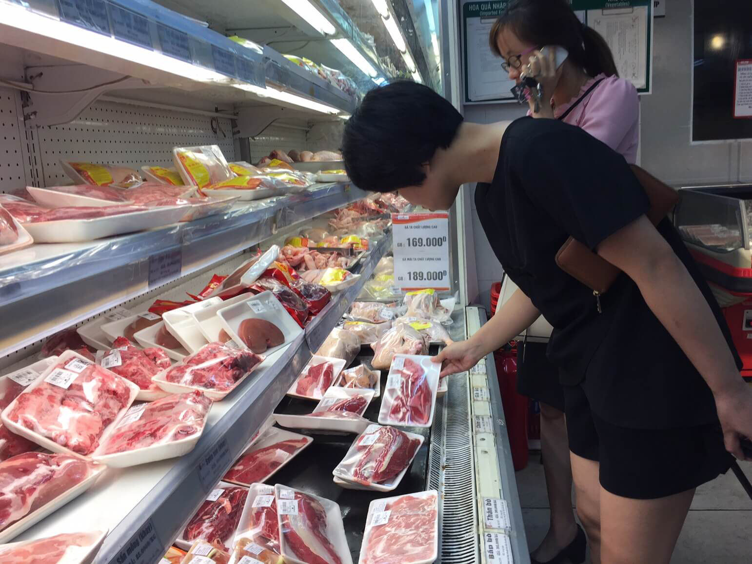 Thủ tướng yêu cầu giảm giá thịt lợn - Ảnh 1.