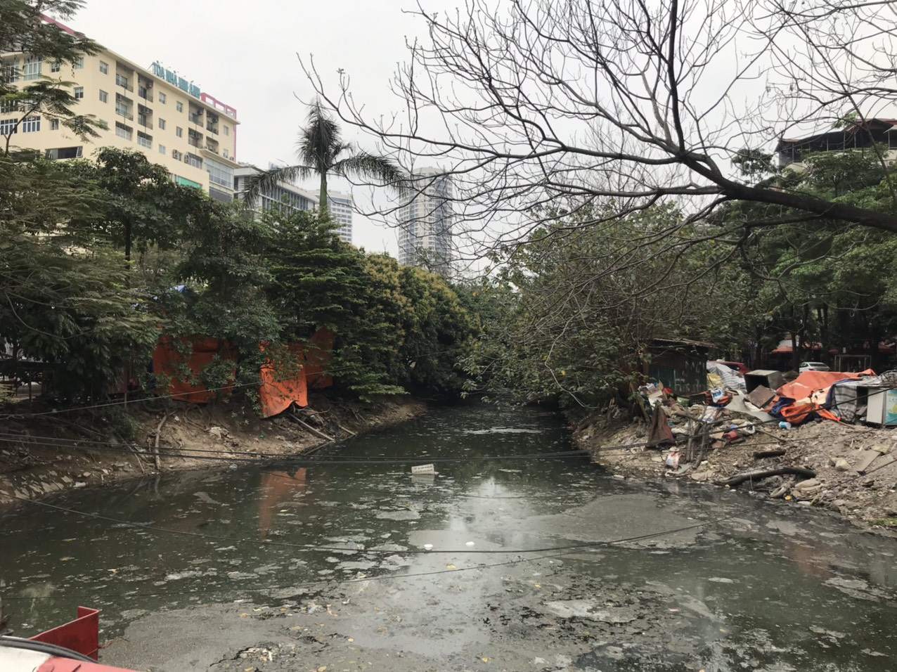 Cầu Giấy - Hà Nội: Người dân mòn mỏi chờ xử lý ô nhiễm tại mương Đồng Bông - Ảnh 1.