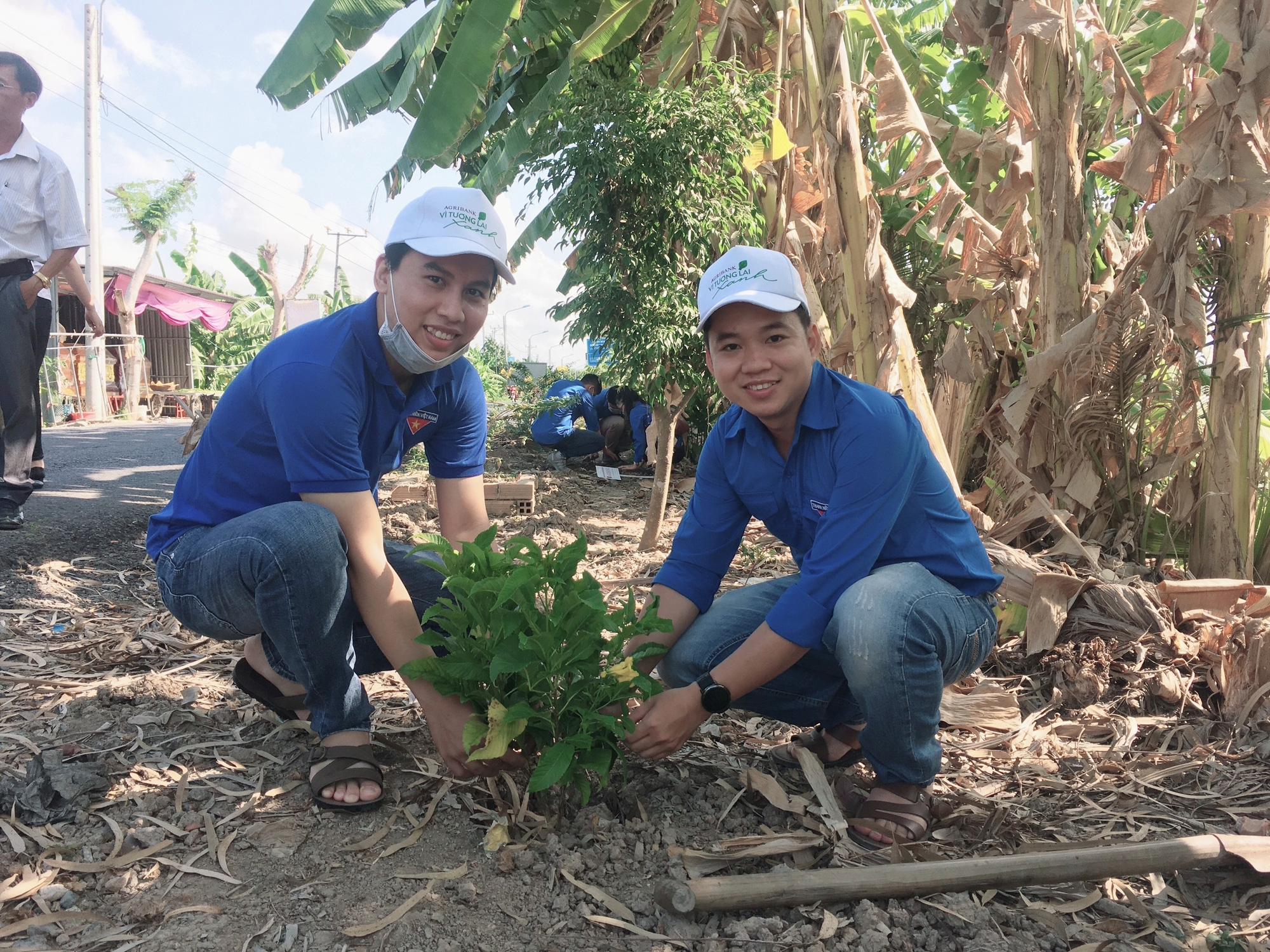 Tuổi trẻ Agribank khu vực Tây Nam bộ với chiến dịch “Agribank - vì tương lai xanh - thêm cây xanh, thêm sự sống” - Ảnh 5.