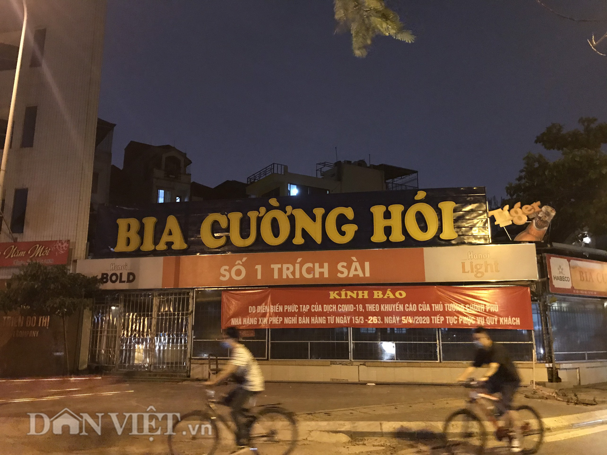 Phố Tây Hồ sau lệnh đóng cửa tất cả hàng quán - Ảnh 3.