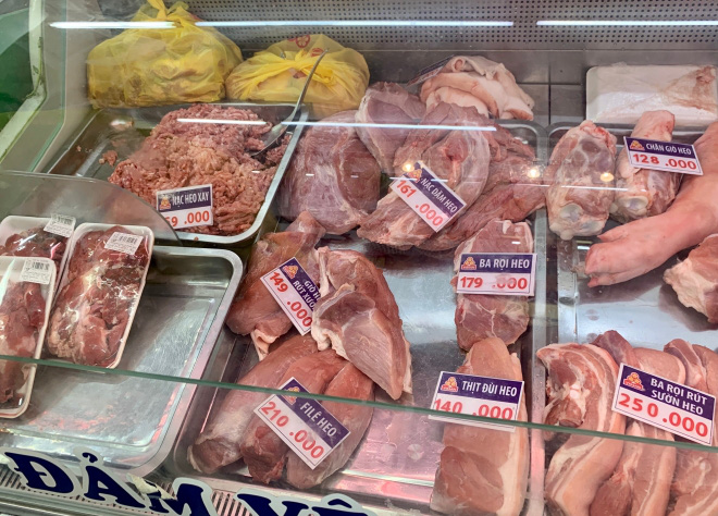 Giá heo hơi hôm nay 26/3: Thịt lợn bày bán nhiều, vẫn neo giá cao "bất hợp lý" - Ảnh 2.