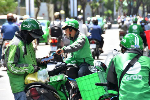 Grab tăng phí dịch vụ GrabFood, thu thêm tiền các đơn hàng dưới 50.000 đồng - Ảnh 1.