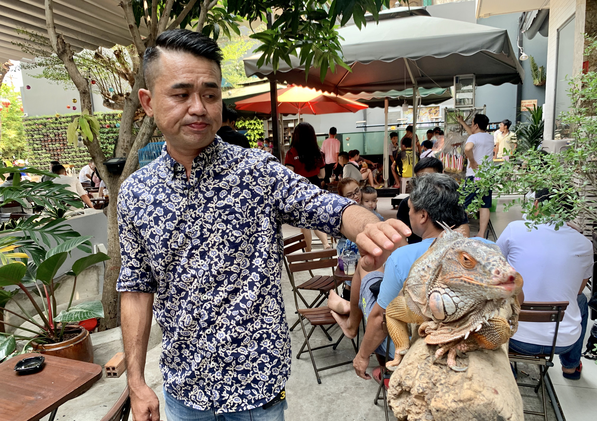 Chơi với lạc đà, cá sấu ở quán cà phê Sài thànhh - Ảnh 16.