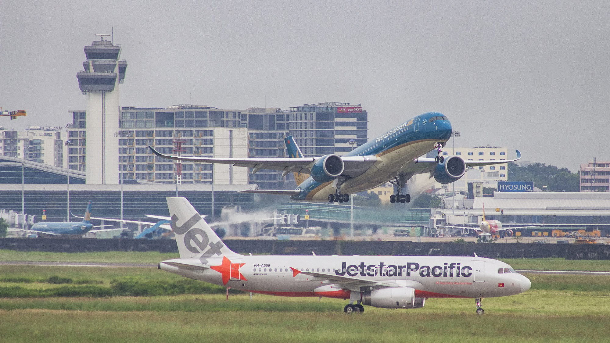 Vietnam Airlines, Bamboo Airways, Vietjet tạm dừng chuyến bay đi/đến Đà Nẵng - Ảnh 1.