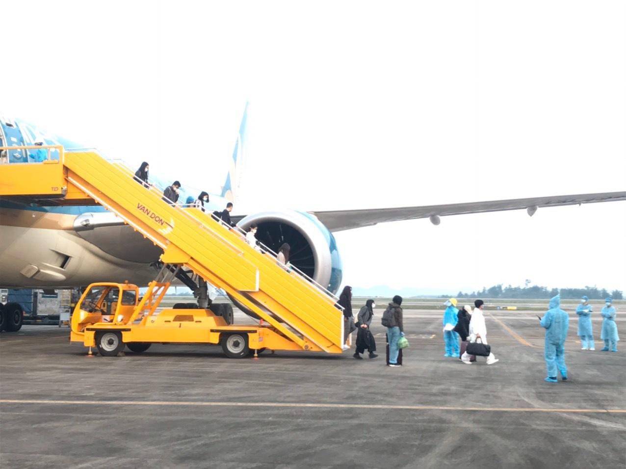 Sân bay Vân Đồn tiếp tục đón công dân Việt Nam trở về từ vùng dịch - Ảnh 1.