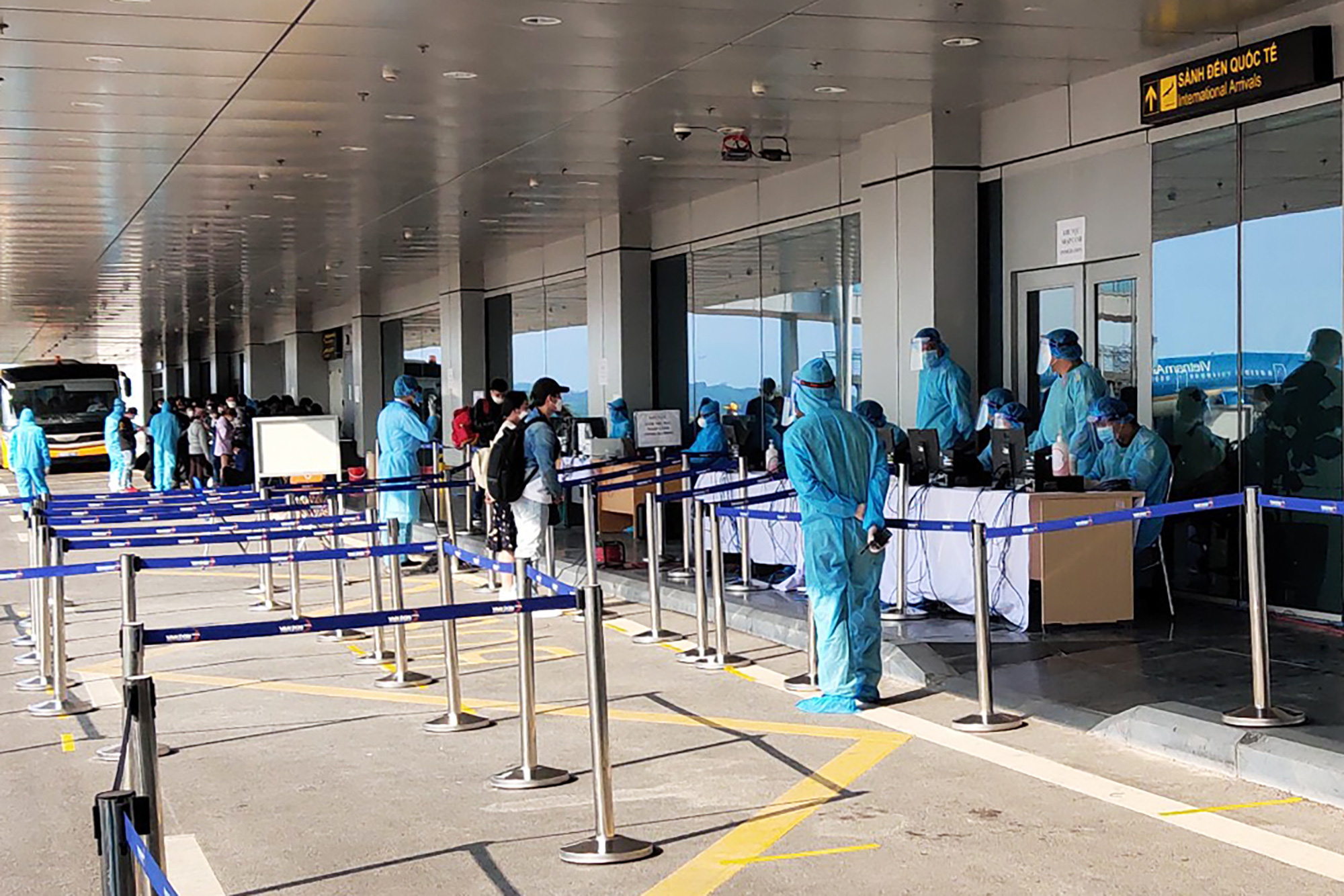 Sân bay Vân Đồn tiếp tục đón công dân Việt Nam trở về từ vùng dịch - Ảnh 2.