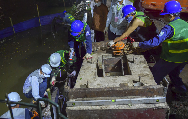 Hà Nội: Cải tạo bờ kè Hồ Gươm bằng khối bê tông cốt sợi đúc sẵn - Ảnh 2.