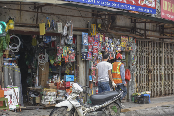 Hà Nội nhộn nhịp trong ngày đầu hết cách ly - Ảnh 5.