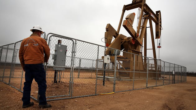 Ngành dầu khí Mỹ sốt sắng cắt giảm sản lượng trước cả OPEC+ bất chấp giá dầu phục hồi - Ảnh 1.