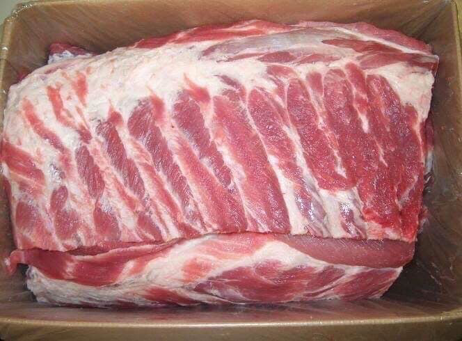 Thịt lợn nhập khẩu giá rẻ không ngờ, lợn hơi giảm, giá thịt bán lẻ vẫn chót vót - Ảnh 1.