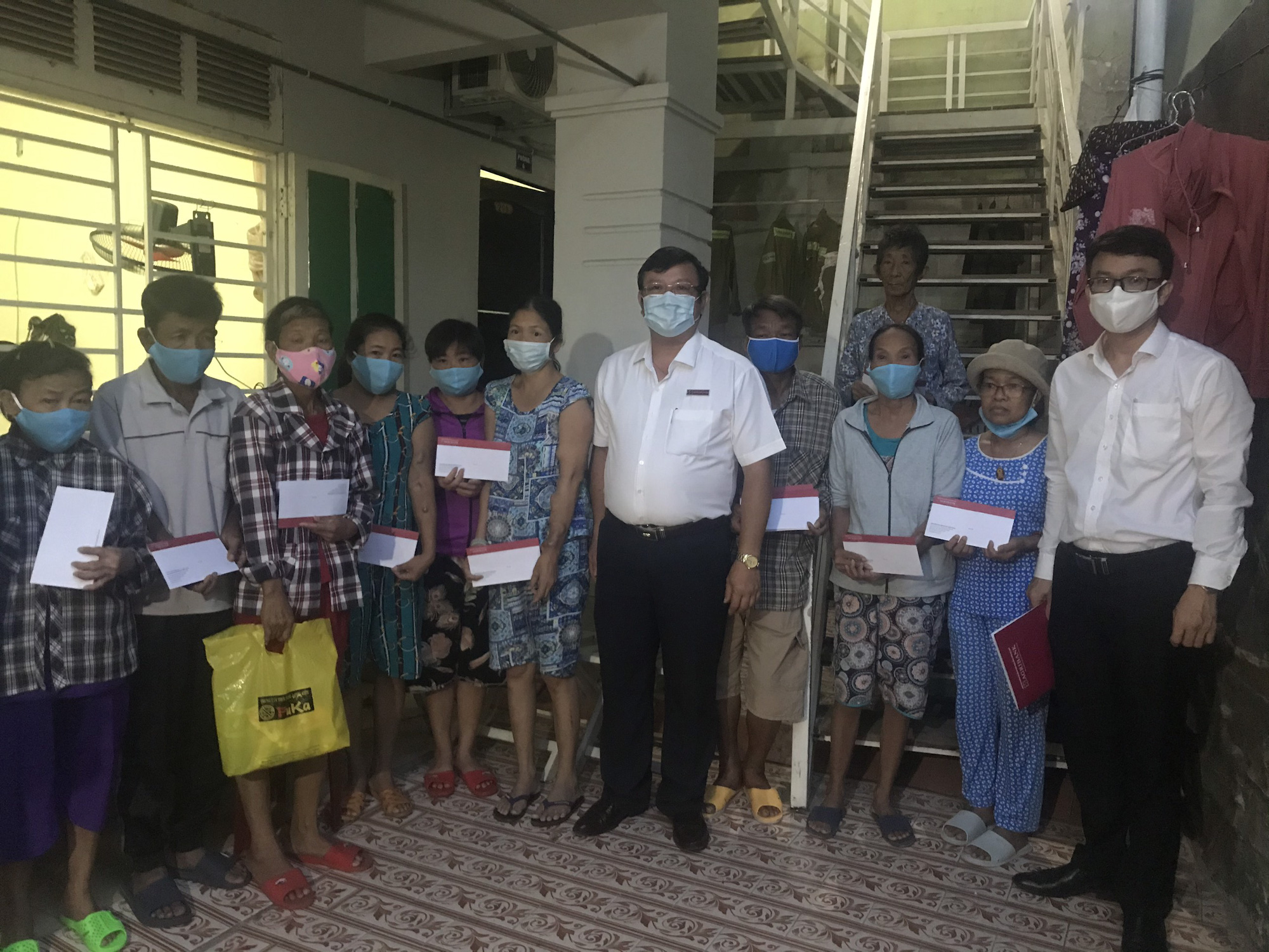 Agribank Văn phòng miền Trung: Tặng quà cho bệnh nhân nghèo chạy thận tại bệnh viện Đà Nẵng - Ảnh 4.