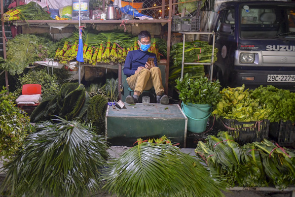 Chợ hoa lớn nhất Hà Nội lâm cảnh &quot;hoa cười người khóc&quot; - Ảnh 3.