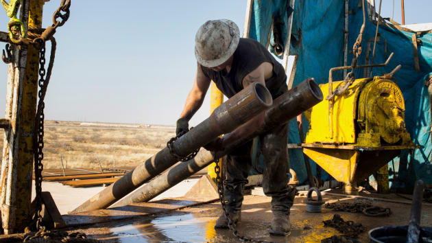 Dầu WTI giao tháng 6 lao dốc 25%, thị trường lo sợ kịch bản giá dầu -100 USD - Ảnh 1.